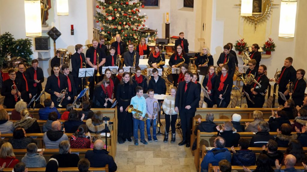 Mit sinfonischem Blasorchester und dem Blechbläser-Ensemble "12er Blech" gestalten die Ulrichsbläser am zweiten Weihnachtsfeiertag in der Pfarrkirche ihr Weihnachtskonzert. −Foto: Heisl