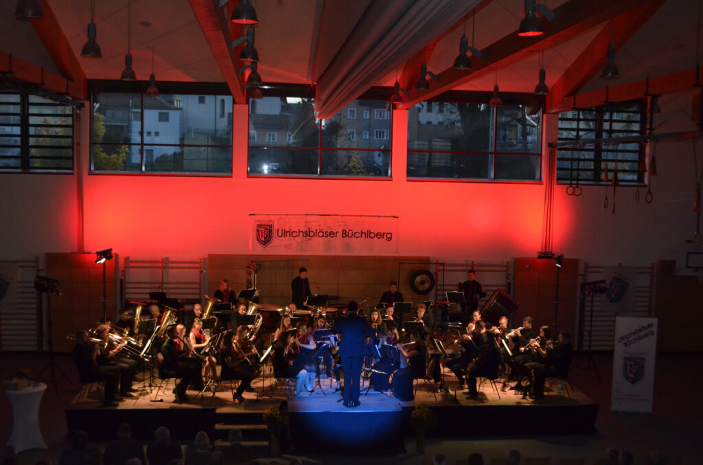 Das Sinfonische Blasorchester überzeugte die Zuhörer mit ihrem vielseitigen Programm: Sie spielten sowohl klassische und sinfonische Stücke als auch Polkas und Märsche. −Fotos: Heisl